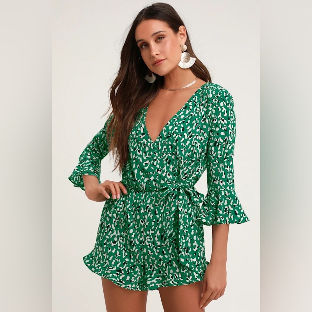 ✨NWT Lulus Make Moves Green and Black Print Flounce Sleeve Romper Size Small - Picture 2 of 15